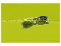 Blaue Sonnenbrille schwimmt in gelbem Wasser mit Spritzern.