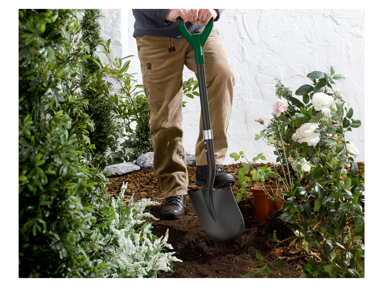 Eine Person gräbt mit einer Parkside-Schaufel im Garten.