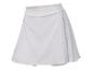 Weißer Tennisrock mit Falten.