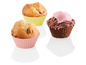 Zwei Muffins mit Schokolade und ein Cupcake mit rosa Zuckerguss.