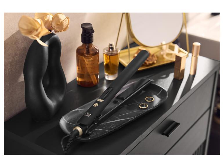 CIEN BEAUTY Haarglätter auf einem eleganten Schminktisch.