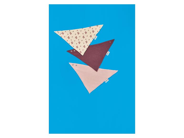 Drei dreieckige Baby-Halstücher in verschiedenen Farben und Mustern, darunter Blumen.