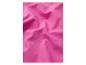 Nahaufnahme von rosa wasserdichtem Stoff mit Wassertropfen auf der Oberfläche.