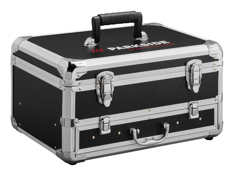 Ein schwarzer und silberner Werkzeugkoffer mit Metallgriffen und Schlössern auf weißem Hintergrund.