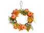 Herbstkranz mit orangefarbenen Blättern, kleinen Kürbissen und Beeren