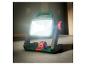 PARKSIDE® Akku-LED-Strahler eingeschaltet auf einer Baustelle.