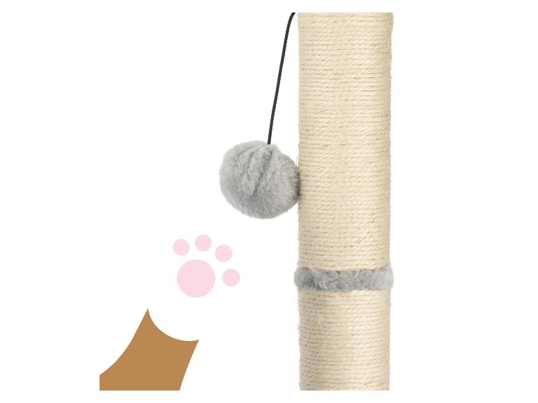 Katzenkratzbaum mit Plüschball und sichtbarer Katzenpfote.