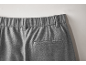 Nahaufnahme der Gesäßtasche und des elastischen Bunds einer grauen Hose.