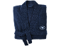Gefalteter dunkelblauer Frottee-Bademantel mit gesticktem Logo.