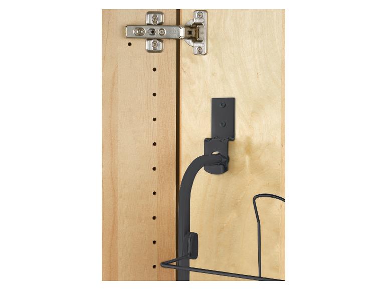 Rev-A-Shelf Topfhalter an einem hellen Holzmöbel montiert.