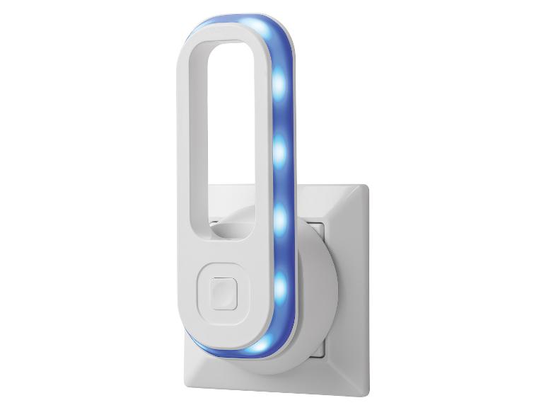 Weißes LED-Nachtlicht mit blauer Beleuchtung, in eine Steckdose gesteckt.