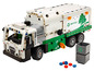 Ein LEGO Technic Modell eines weißen Mack Elektro-Müllwagens mit einem grünen Container und einem grauen Mülleimer.