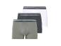 Drei Herren-Boxershorts: oliv, dunkelgrau, weiß.