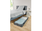 Schlafzimmer mit grauem Bett und Unterbett-Aufbewahrungsbox mit Decken.
