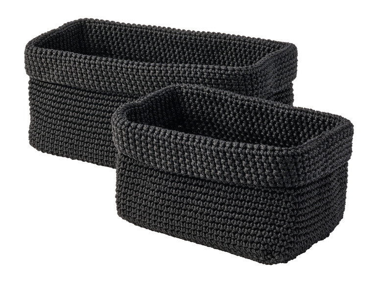 Zwei schwarze gehäkelte Körbe.