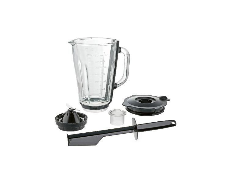 Mixer-Glaskanne mit Deckel, Messereinheit, Messbecher und Spatel.