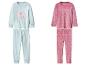 Zwei Kinderpyjama-Sets, eines hellblau mit Elefant und Schneeflocken, das andere rosa mit Sternen und Monden.