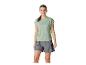 Frau in grünem T-Shirt und grauen Shorts
