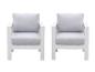 Zwei weiße Outdoor-Sessel mit hellgrauen Kissen