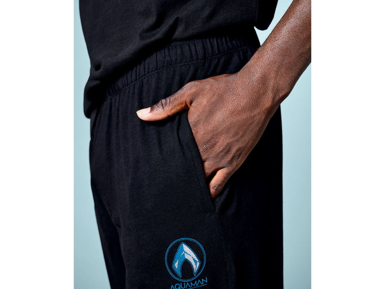 Schwarze Jogginghose mit Aquaman-Logo.