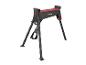 Eine schwarz-rote, tragbare Werkbank mit klappbaren Beinen auf weißem Hintergrund.