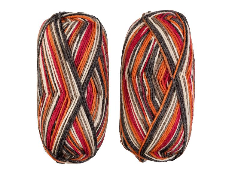 Zwei Knäuel buntes Garn.