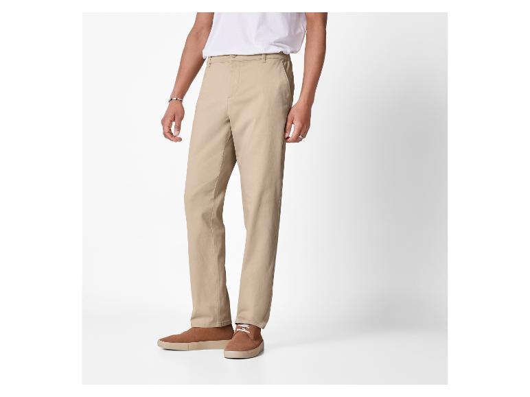 Mann in beiger Chino und braunen Wildlederschuhen.