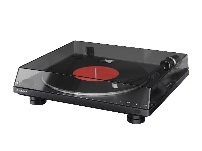 Schwarzer Plattenspieler mit transparenter Abdeckung und roter Vinylplatte auf weißem Hintergrund.