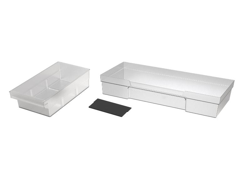 Zwei transparente Aufbewahrungsboxen und ein schwarzer Teiler auf weißem Hintergrund.