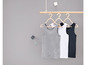 Drei Basic-Tanktops in Grau, Weiß und Schwarz an einem Holz-Kleiderbügel.