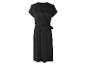 Schwarzes Wickelkleid, minimalistischer Stil.