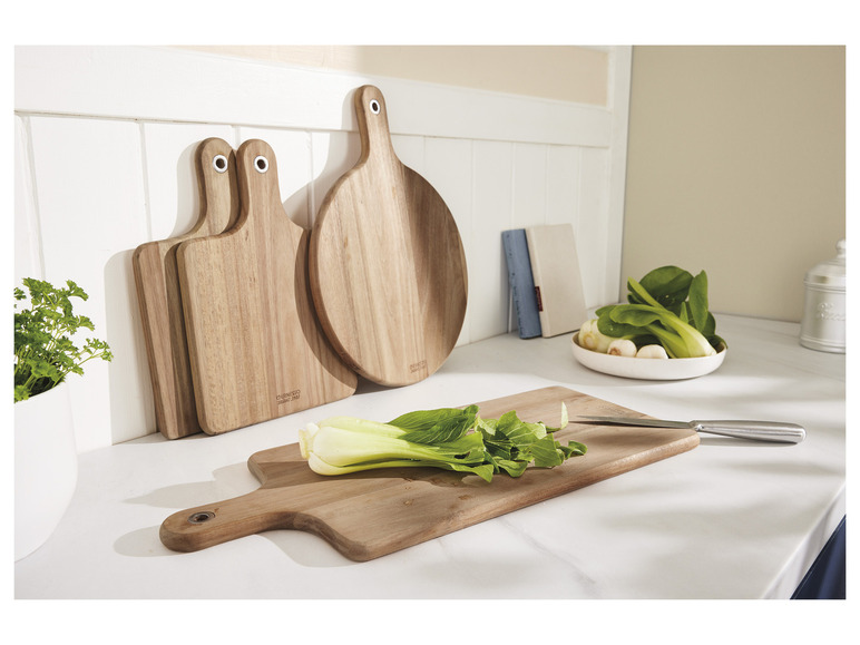 Hölzerne Schneidebretter mit Griffen von Ernesto, verwendet zum Schneiden von Gemüse in der Küche.