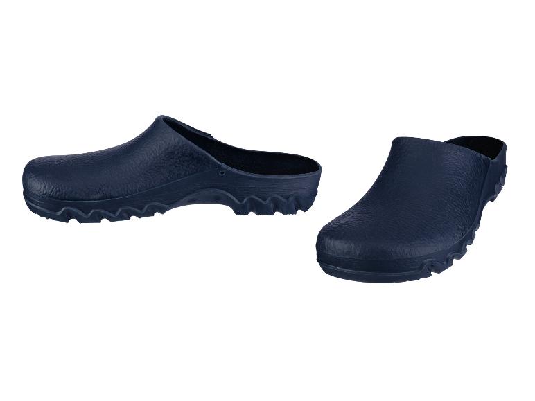 Zwei Paar blaue Clogs mit grobem Profil.