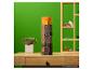 The Noble Collection Minecraft Fackel-Lampe auf einem Schreibtisch aus Holz vor grünem Hintergrund