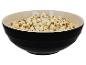 Eine schwarze Schüssel voller Popcorn.