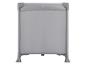 Graues tragbares Babybett oder Laufstall mit Metallrahmen