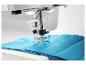 Nähmaschine mit gestepptem blauem Stoff