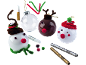 DIY Weihnachtsschmuck-Set mit transparenten Kugeln, Pfeifenreinigern, Glitzerkleber und Markern.