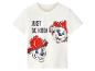 Weißes Kinder-Kurzarm-T-Shirt mit dem Text „JUST BE KIND!“ und Zeichnungen von Hunden in roten Helmen.