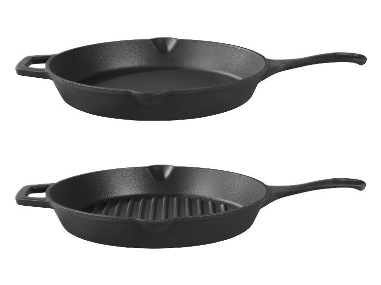 Zwei schwarze Gusseisenpfannen, eine glatt und eine mit Grillrippen.
