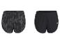 Zwei Damen-Sportshorts, eine mit grauem Camouflage-Muster und eine schwarze mit weißem Logo.