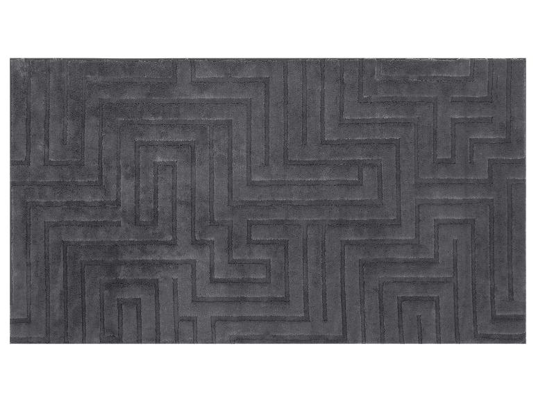 Grauer Teppich mit geometrischem Labyrinthmuster