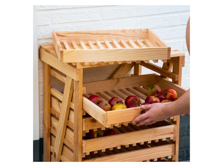 Holzregal mit Äpfeln, eine Hand zieht eine Schublade voller Obst heraus.