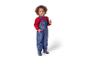 Ein Kind trägt einen blauen Spiderman-Overall und Gummistiefel.