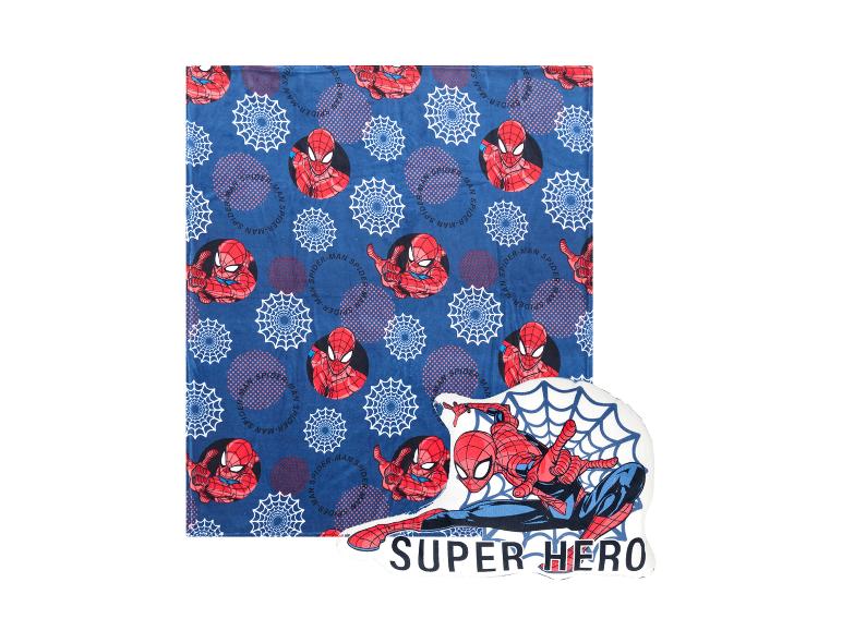 Blaue Decke mit Superhelden-Motiv und dem Text „SUPER HERO“.