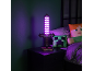 Lampe in Form eines Videospiel-Schwerts, die lila auf einem Nachttisch leuchtet.