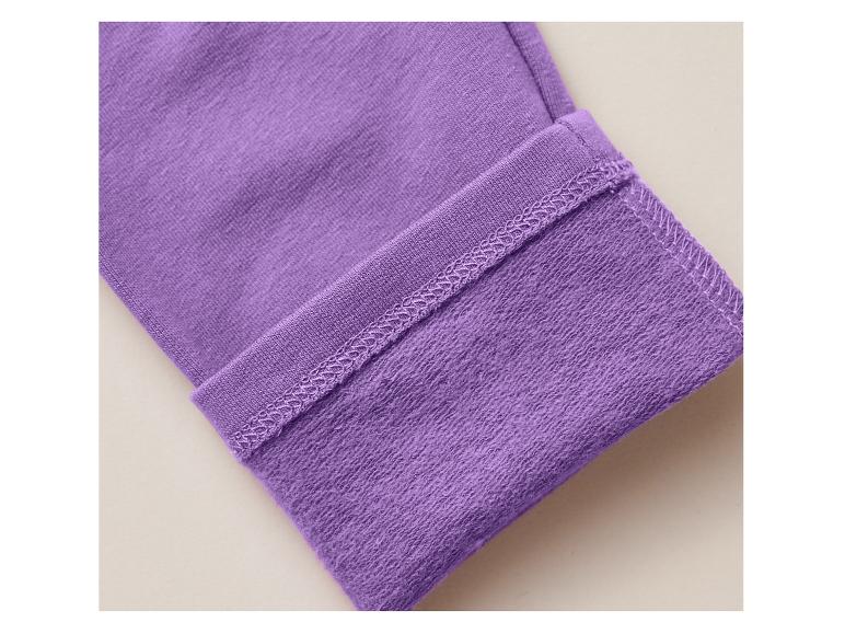 Nahaufnahme eines Saums einer lila Baumwollhose.