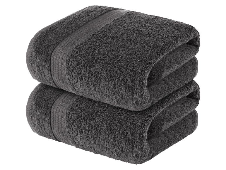 Zwei dunkle Handtücher, übereinander gestapelt.