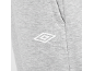 Nahaufnahme einer hellgrauen Jogginghose mit weißem rautenförmigem Logo und einer Tasche.