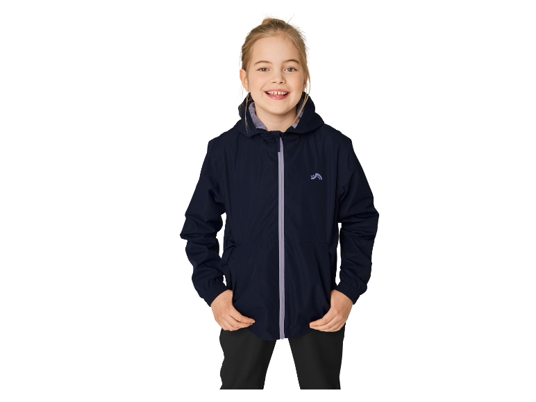 Ein lächelndes Mädchen in einer dunkelblauen Regatta Jacke.